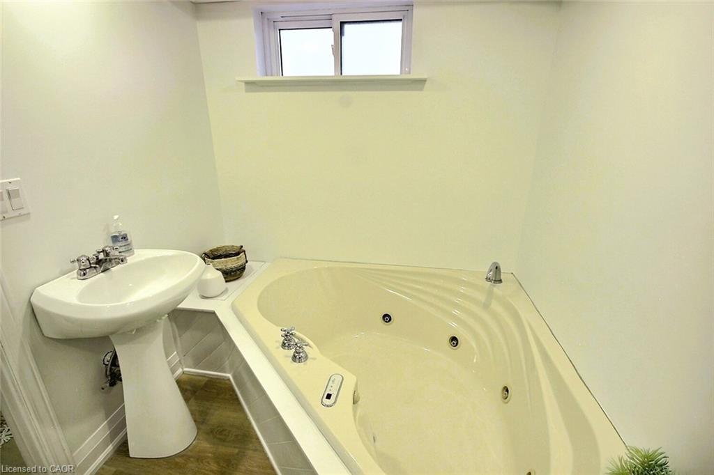 324 Wellington Street N Property Photo 20