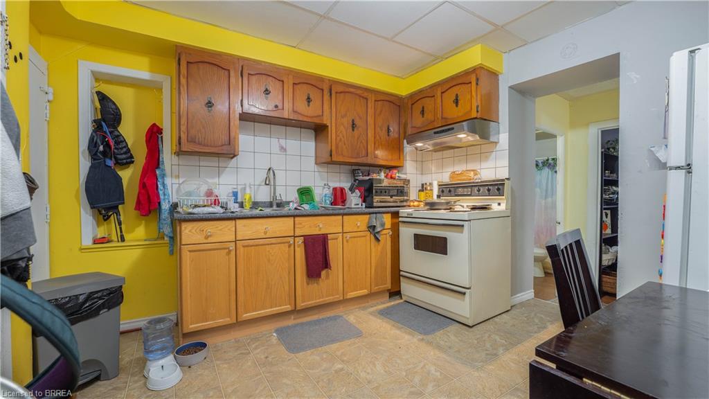 14 Colborne Street N Property Photo 6