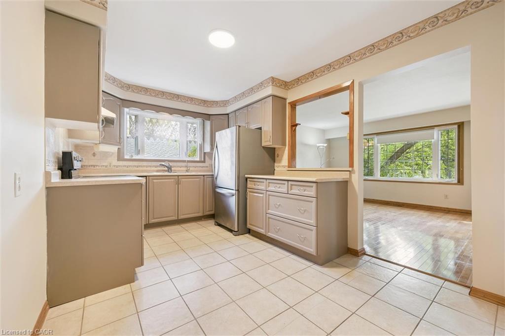 528 Fallingbrook Drive Property Photo 8