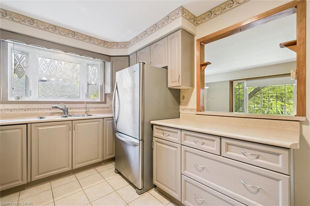 528 Fallingbrook Drive Property Photo 9