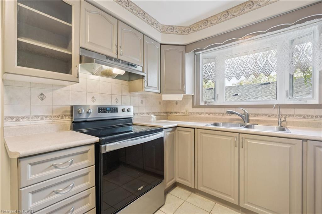 528 Fallingbrook Drive Property Photo 10