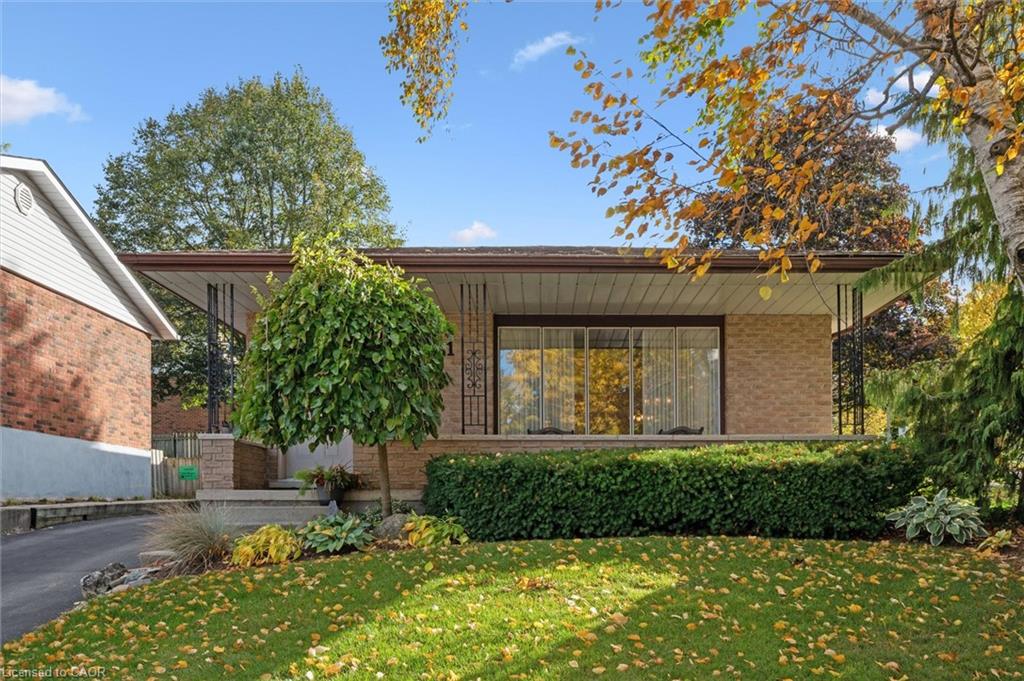 61 Sandsprings Crescent Property Photo 2