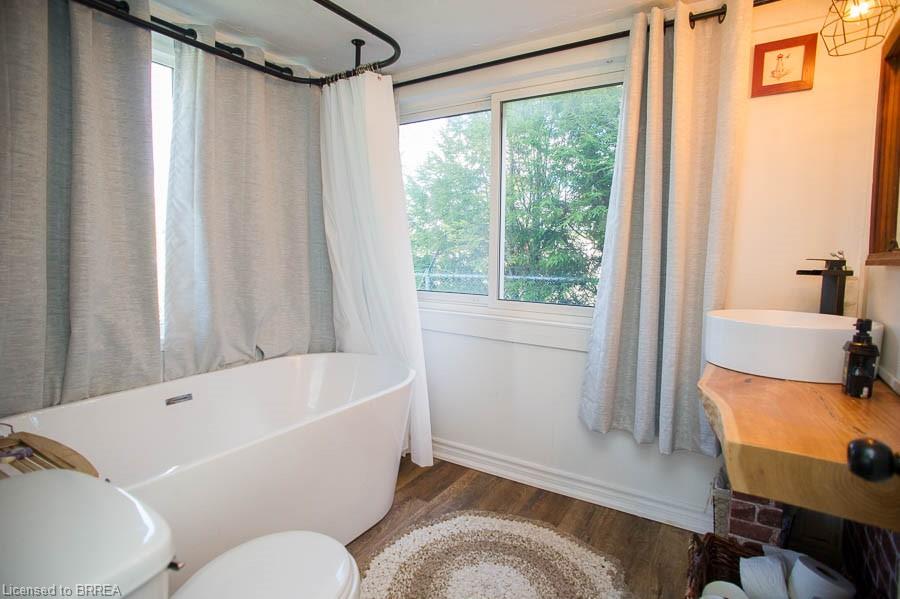 38 Queen Street W Property Photo 6