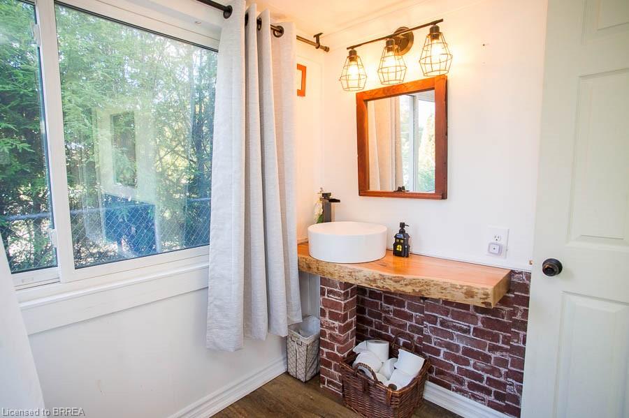 38 Queen Street W Property Photo 7