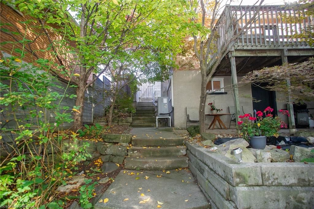 24 Avenue Road Property Photo 23