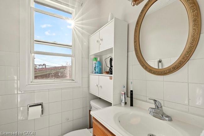 196 1/2 Kenilworth Avenue N Property Photo 45