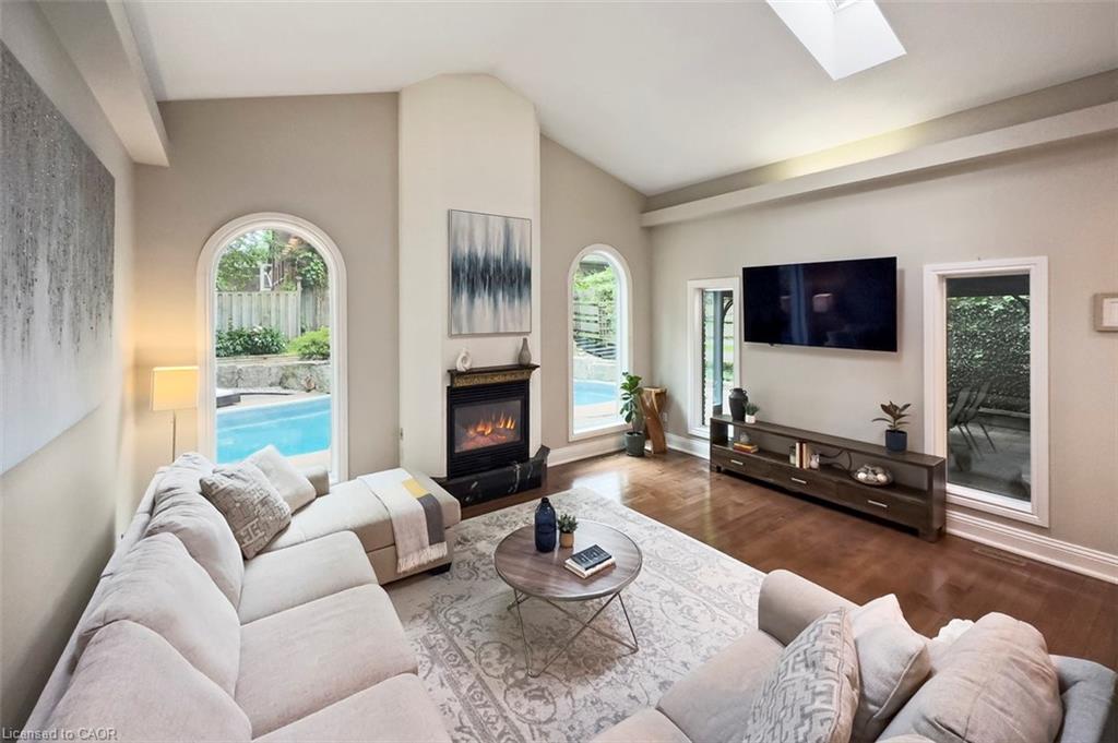 381 Queen Street S Property Photo 14