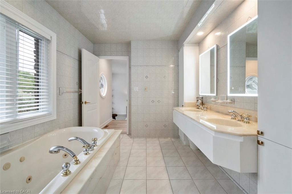 381 Queen Street S Property Photo 24