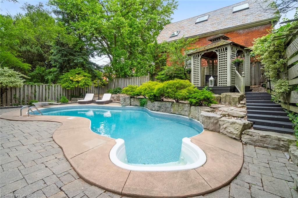 381 Queen Street S Property Photo 33