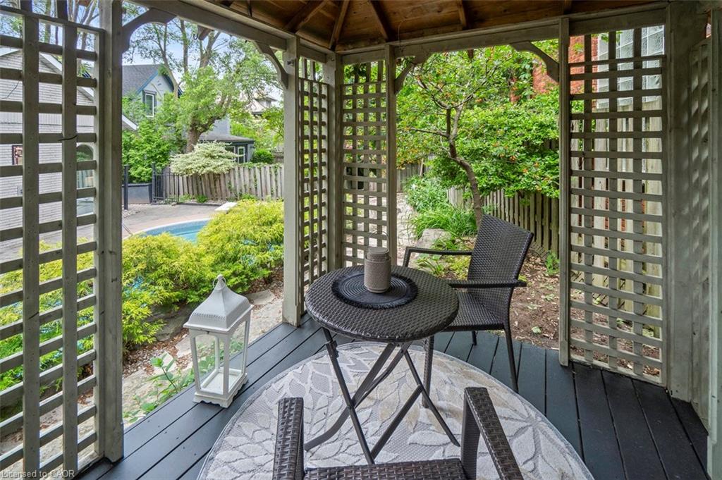 381 Queen Street S Property Photo 39