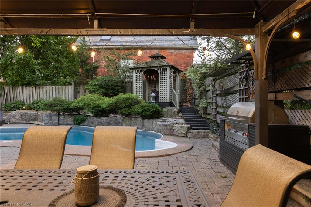 381 Queen Street S Property Photo 41