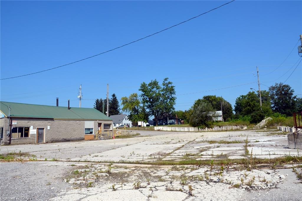 458 Queensway W Property Photo 2