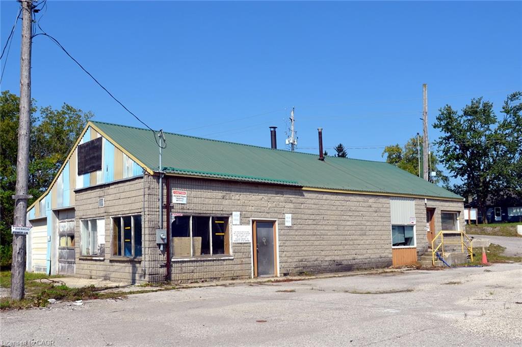458 Queensway W Property Photo 3