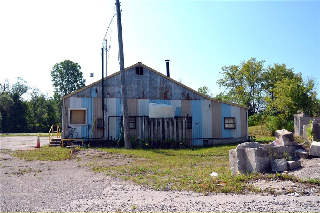 458 Queensway W Property Photo 4