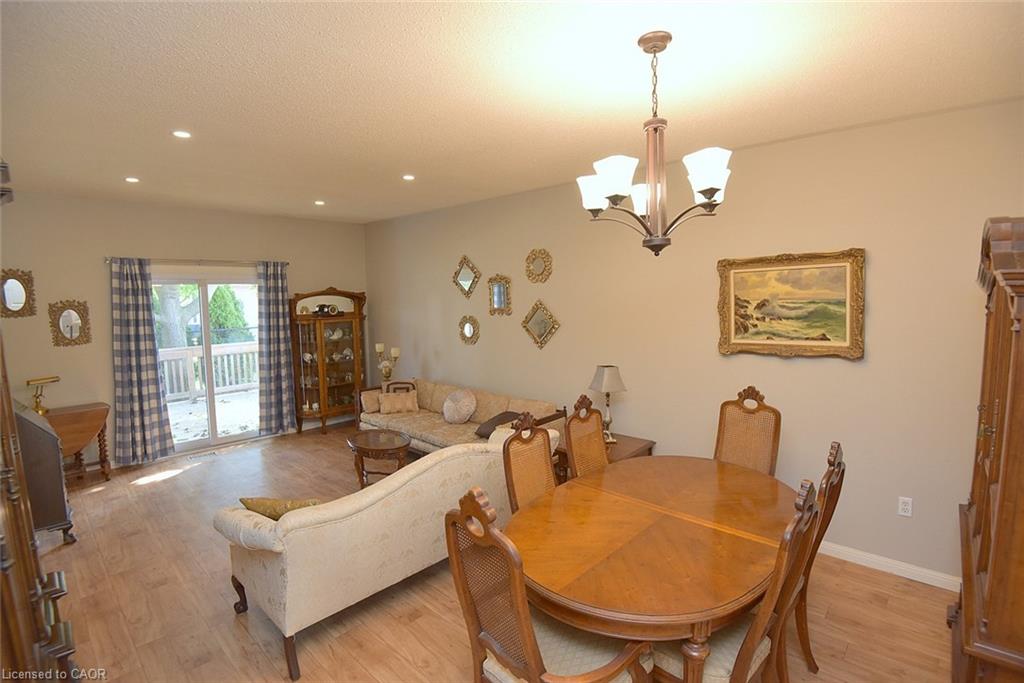 157 Silverbirch Boulevard Property Photo 4