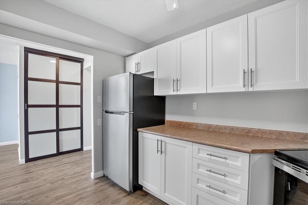 506-3227 King Street E Property Photo 14
