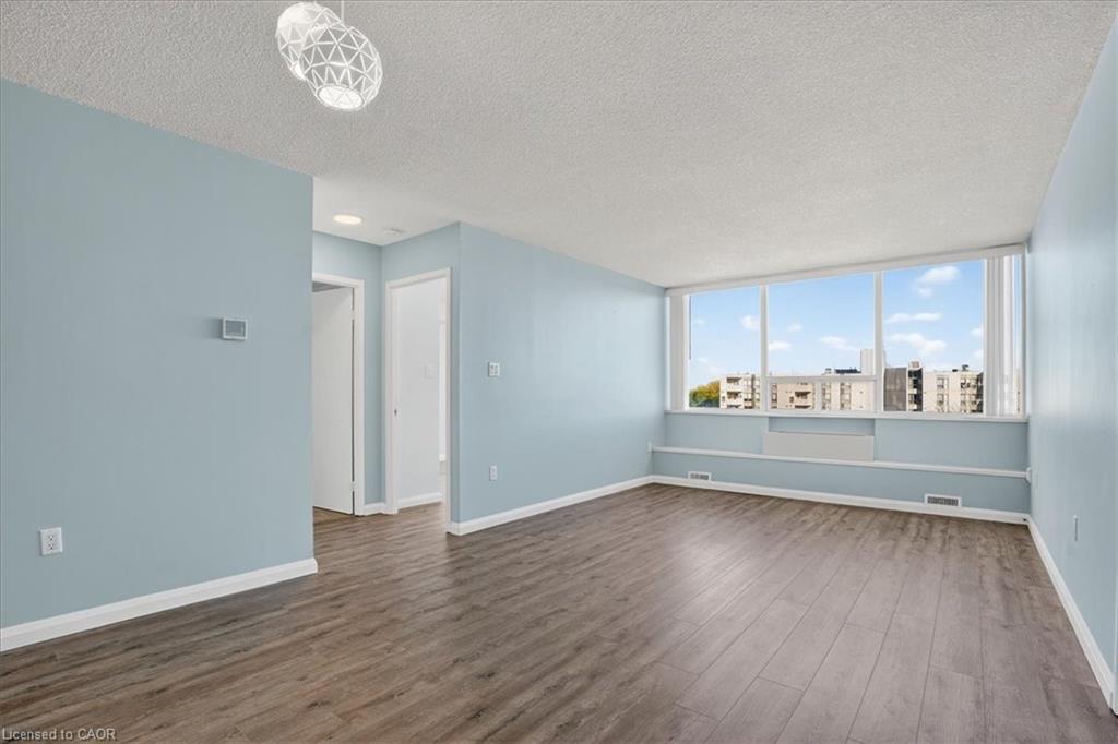 506-3227 King Street E Property Photo 17