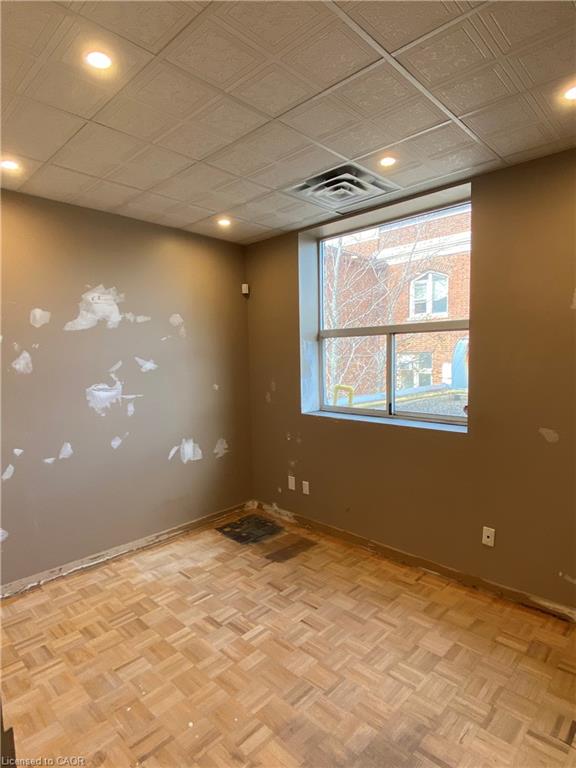 4-555 Concession Street Property Photo 7