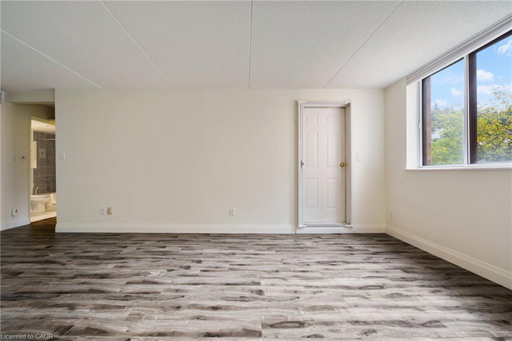 211-3499 Upper Middle Road Property Photo 14
