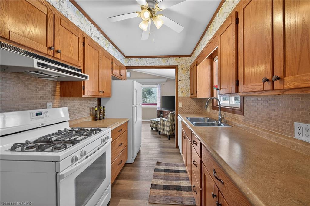 1686 Old Brock Street Property Photo 15