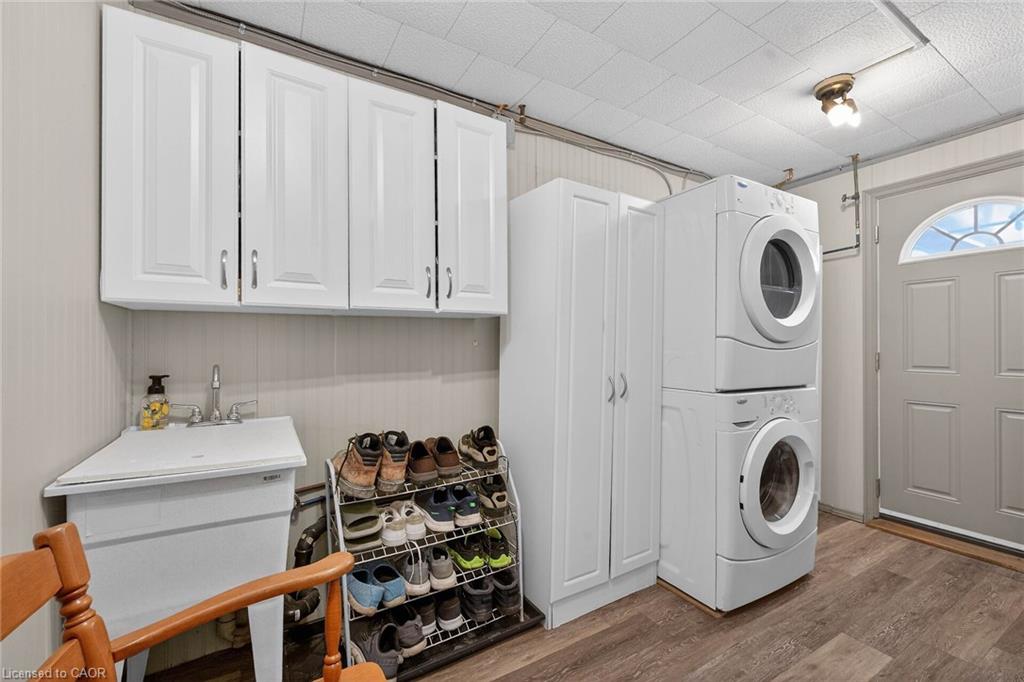 1686 Old Brock Street Property Photo 34