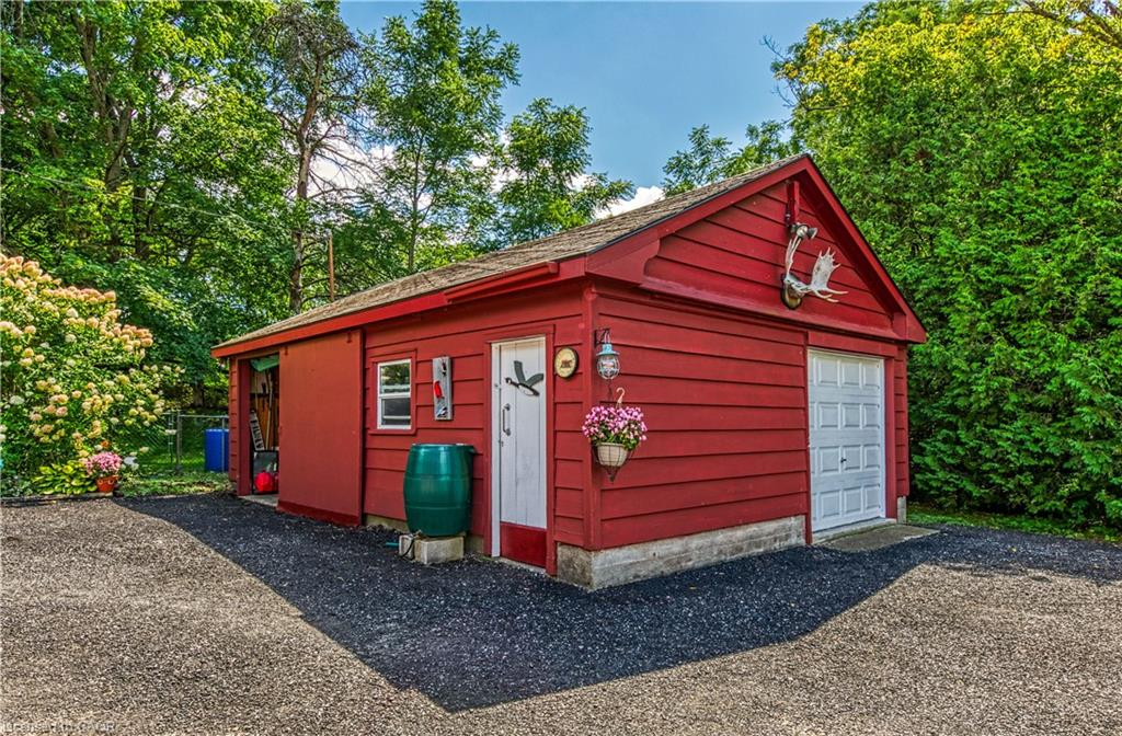 1686 Old Brock Street Property Photo 40