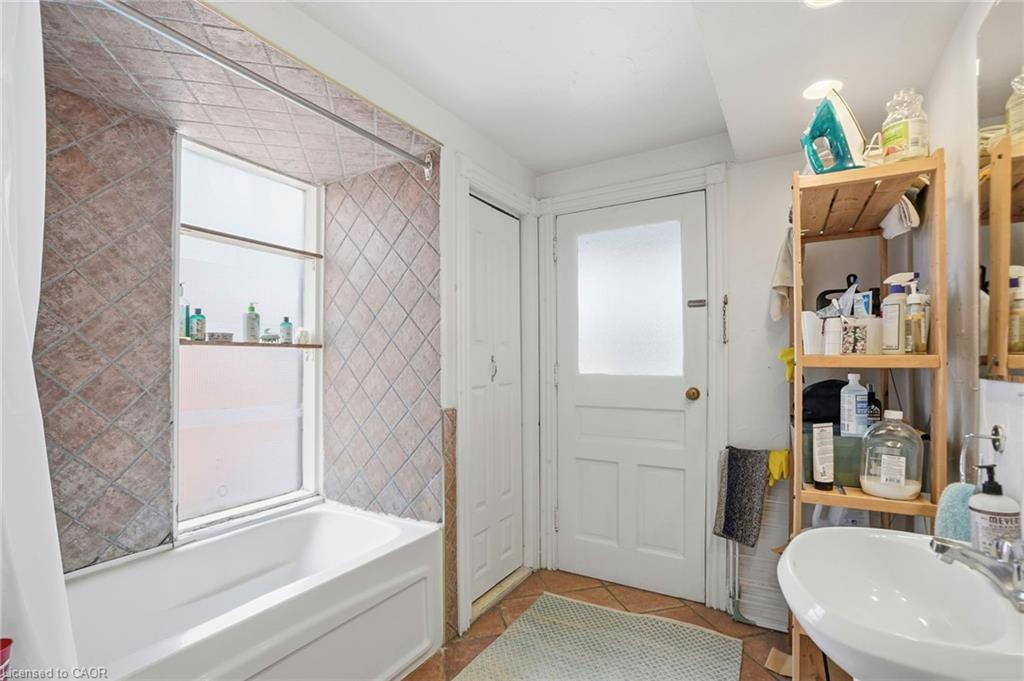 27 Ontario Avenue Property Photo 9