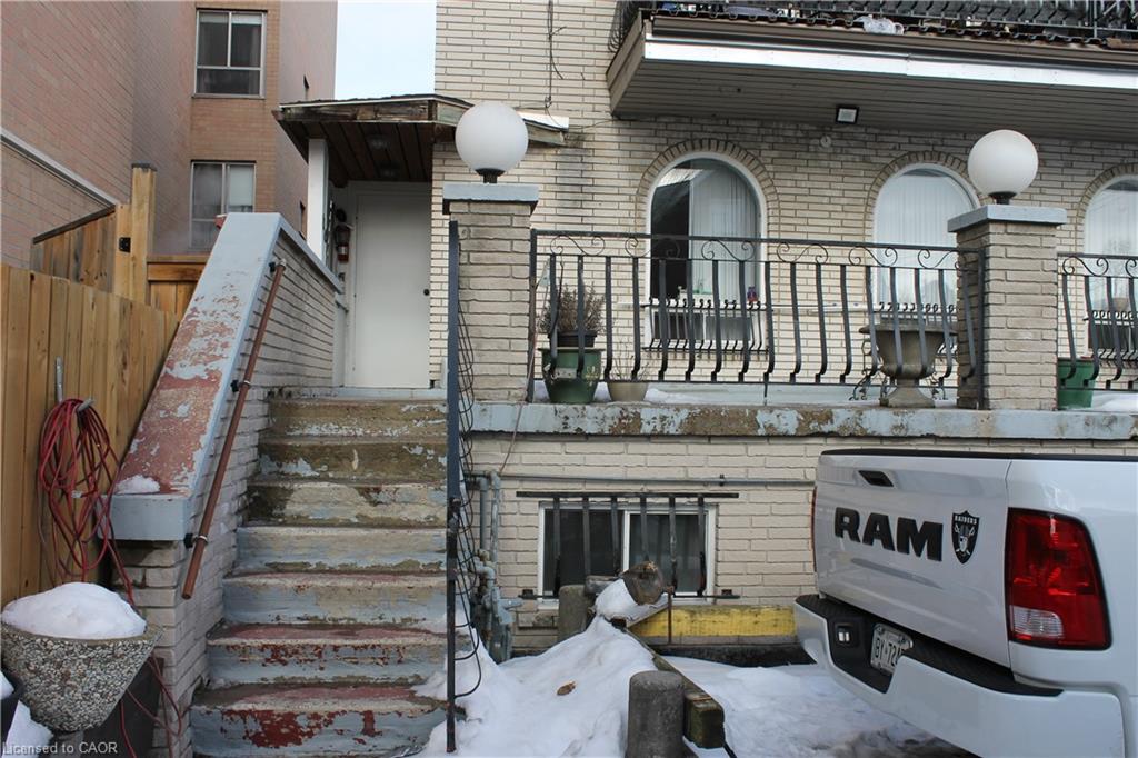 2328 King Street E Property Photo 4