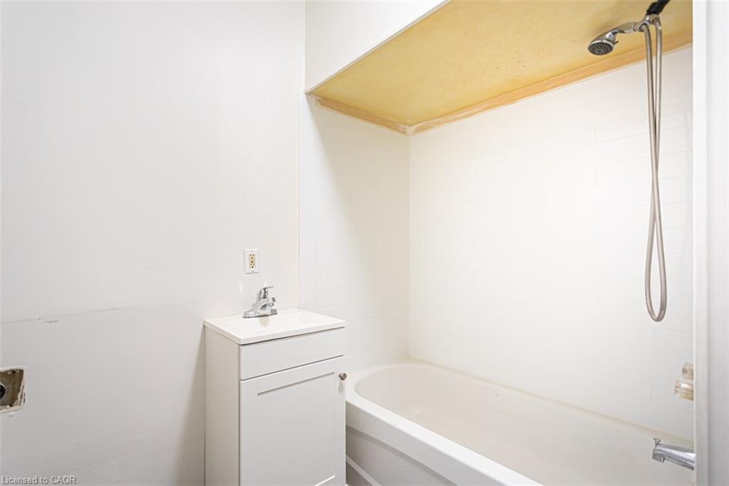 2712 Upper James Street Property Photo 24