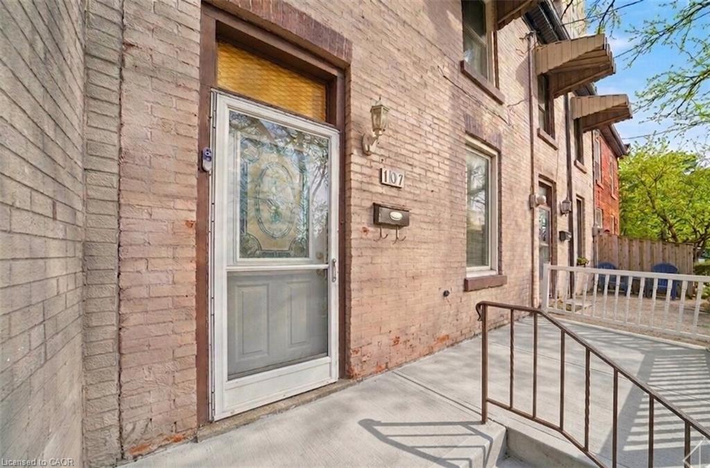 107 Queen Street S Property Photo 1