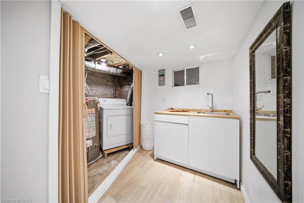 107 Queen Street S Property Photo 35