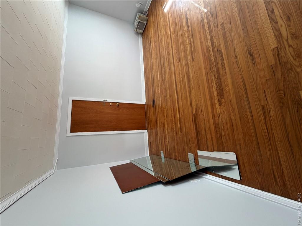 11-1755 King Street Property Photo 5