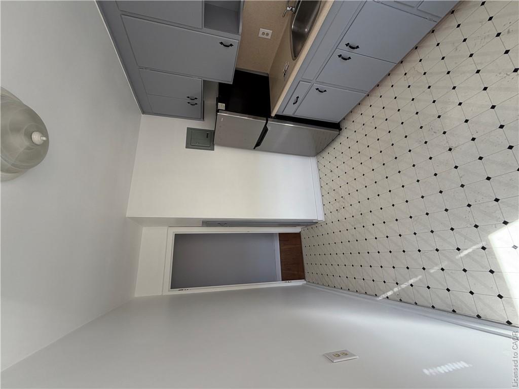 11-1755 King Street Property Photo 11