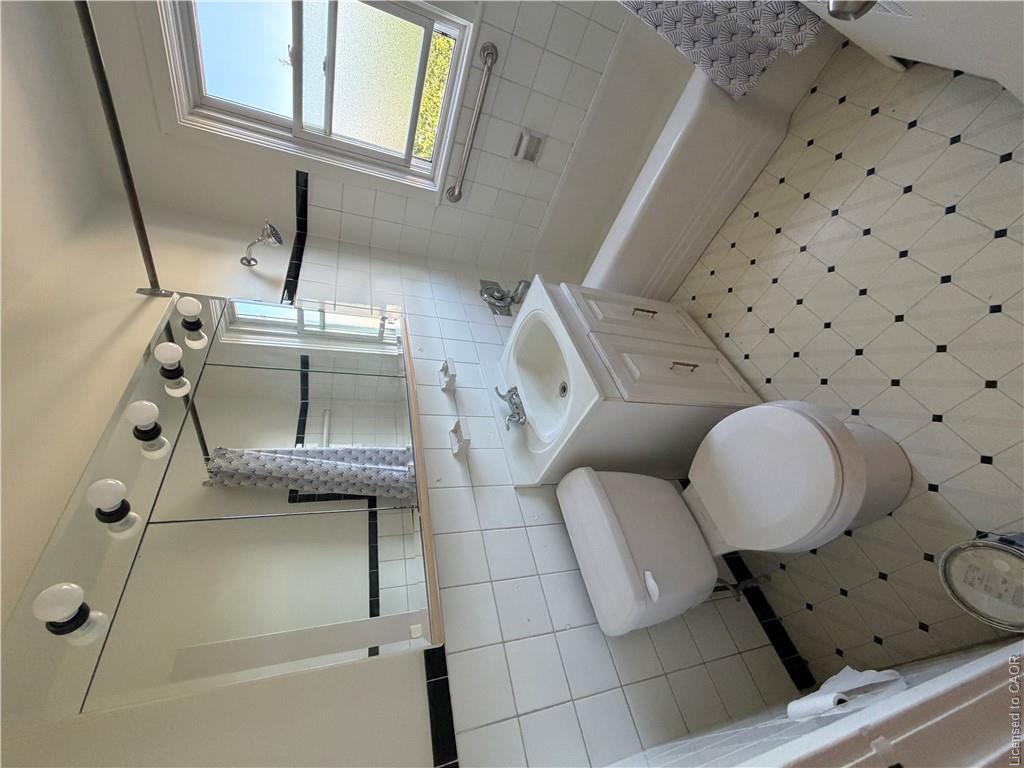 11-1755 King Street Property Photo 16