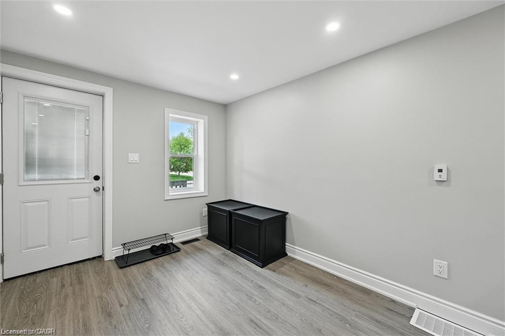 224 Rosslyn Avenue N Property Photo 6