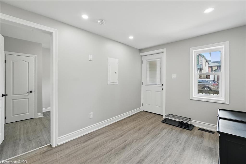 224 Rosslyn Avenue N Property Photo 8