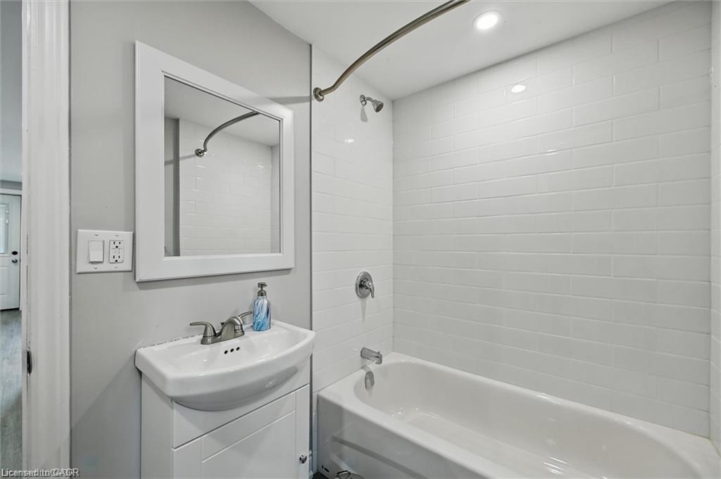 224 Rosslyn Avenue N Property Photo 13