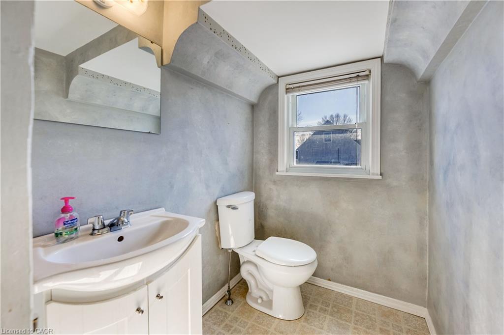855 Exmouth Street Property Photo 16