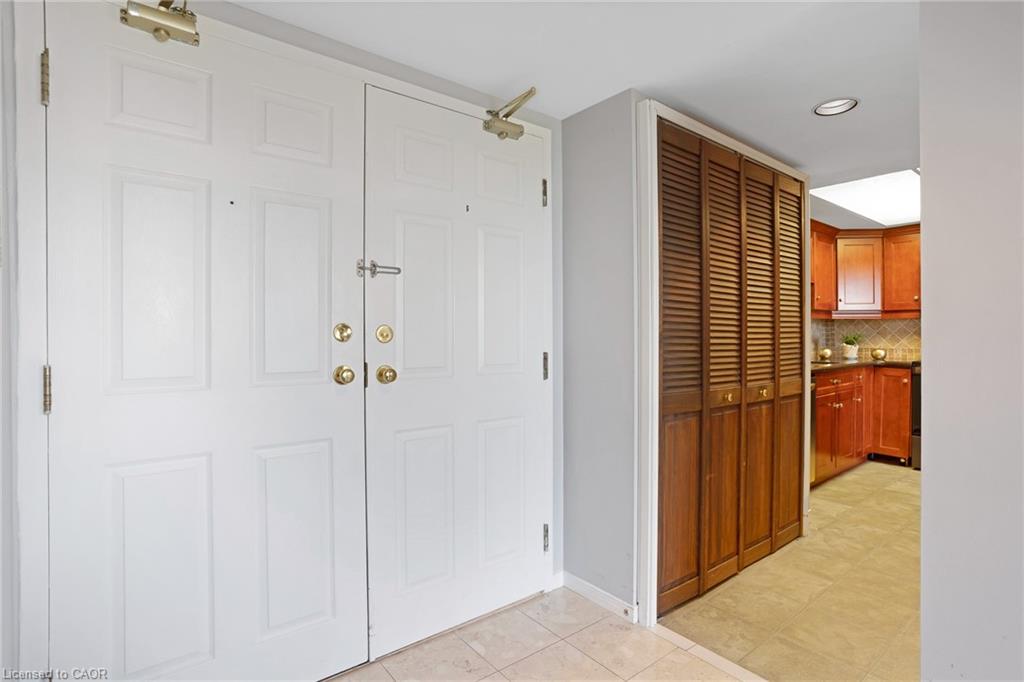 505-3267 King Street E Property Photo 4