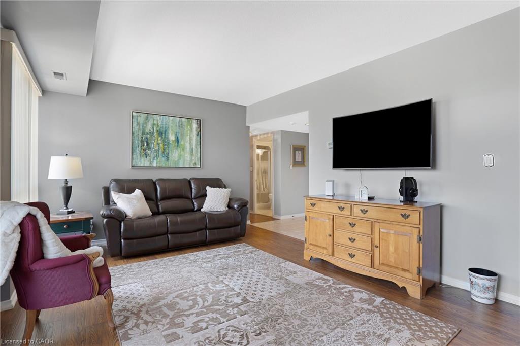 505-3267 King Street E Property Photo 5