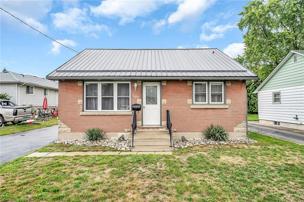 205 Crysler Street Property Photo 1