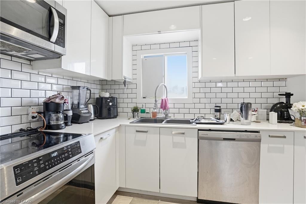 1-82 Queen Street N Property Photo 6