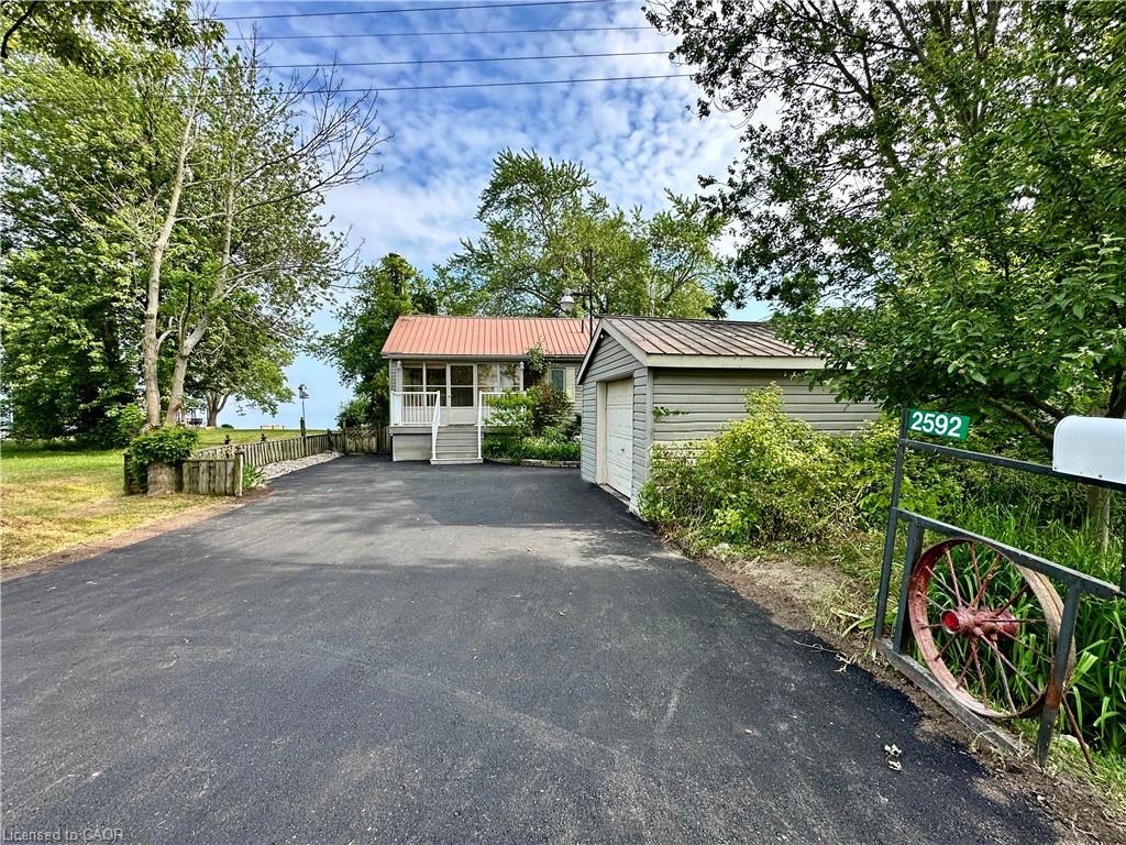 2592 Lakeshore Road Property Photo 4