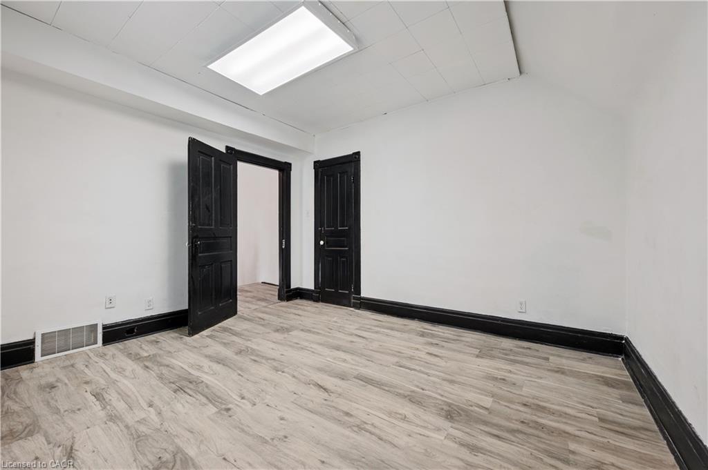 496 King Street E Property Photo 11