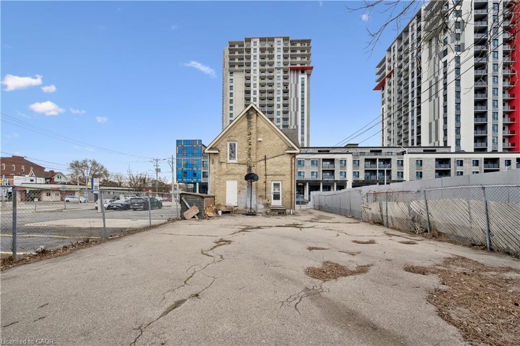 496 King Street E Property Photo 18