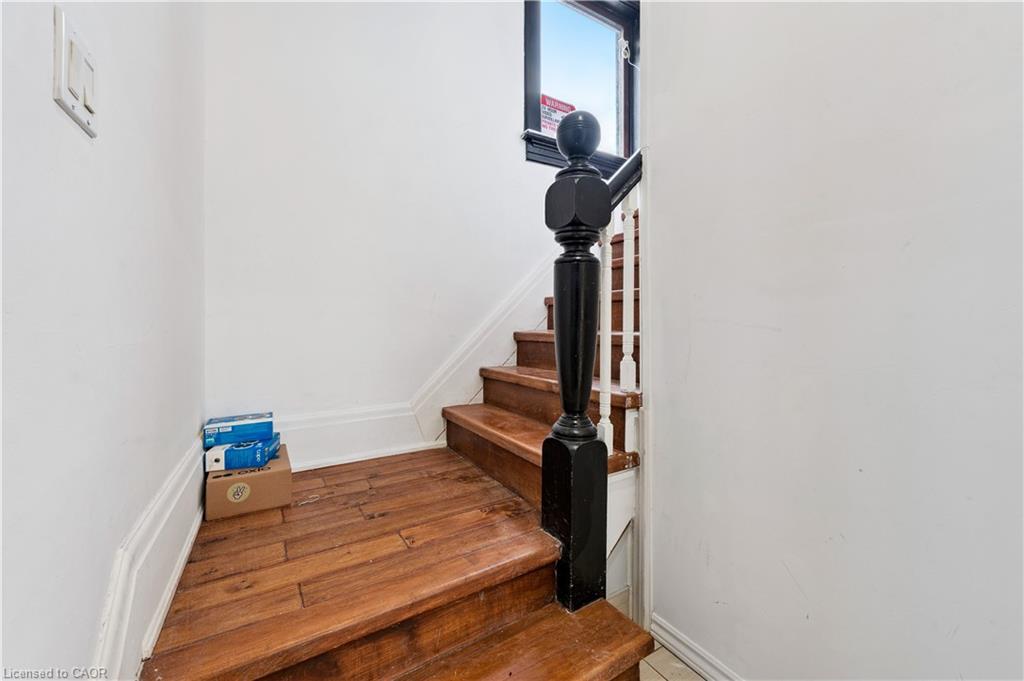 496 King Street E Property Photo 9