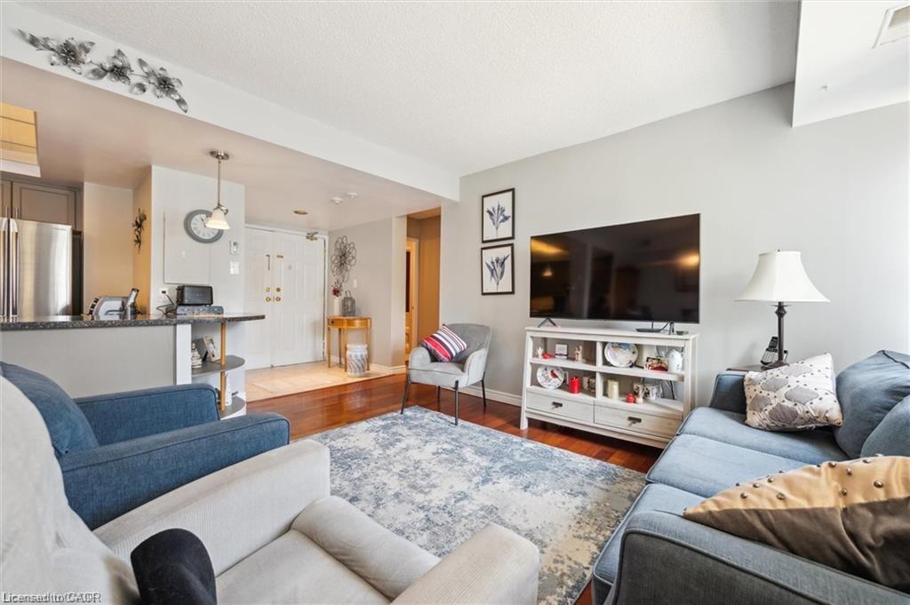 204-3267 King Street E Property Photo 6