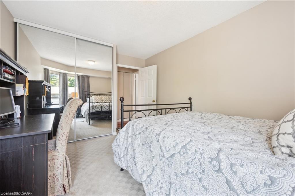 204-3267 King Street E Property Photo 16