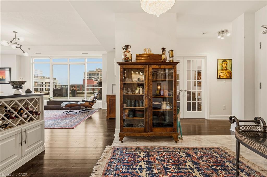 90 Charlton Avenue W Property Photo 3