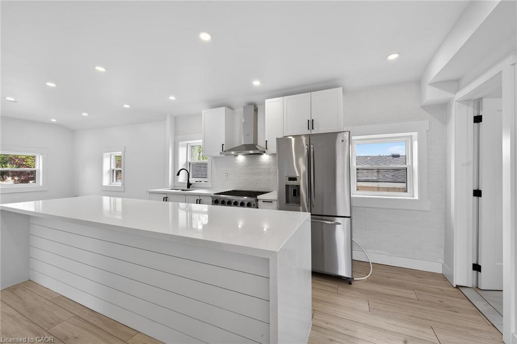 27 Cayuga Street N Property Photo 6